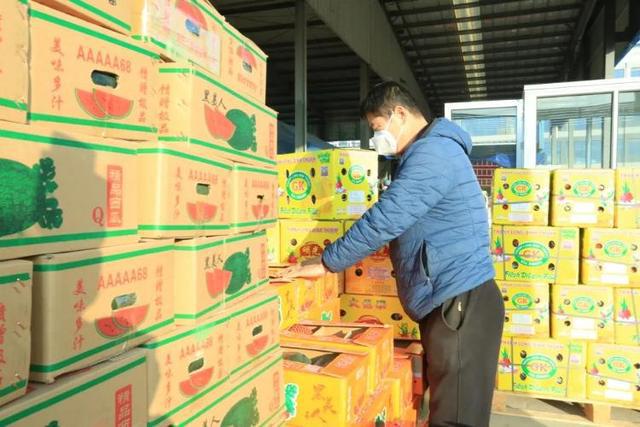 潍城区:农副产品展销会开幕 市民采购“鲜货”忙